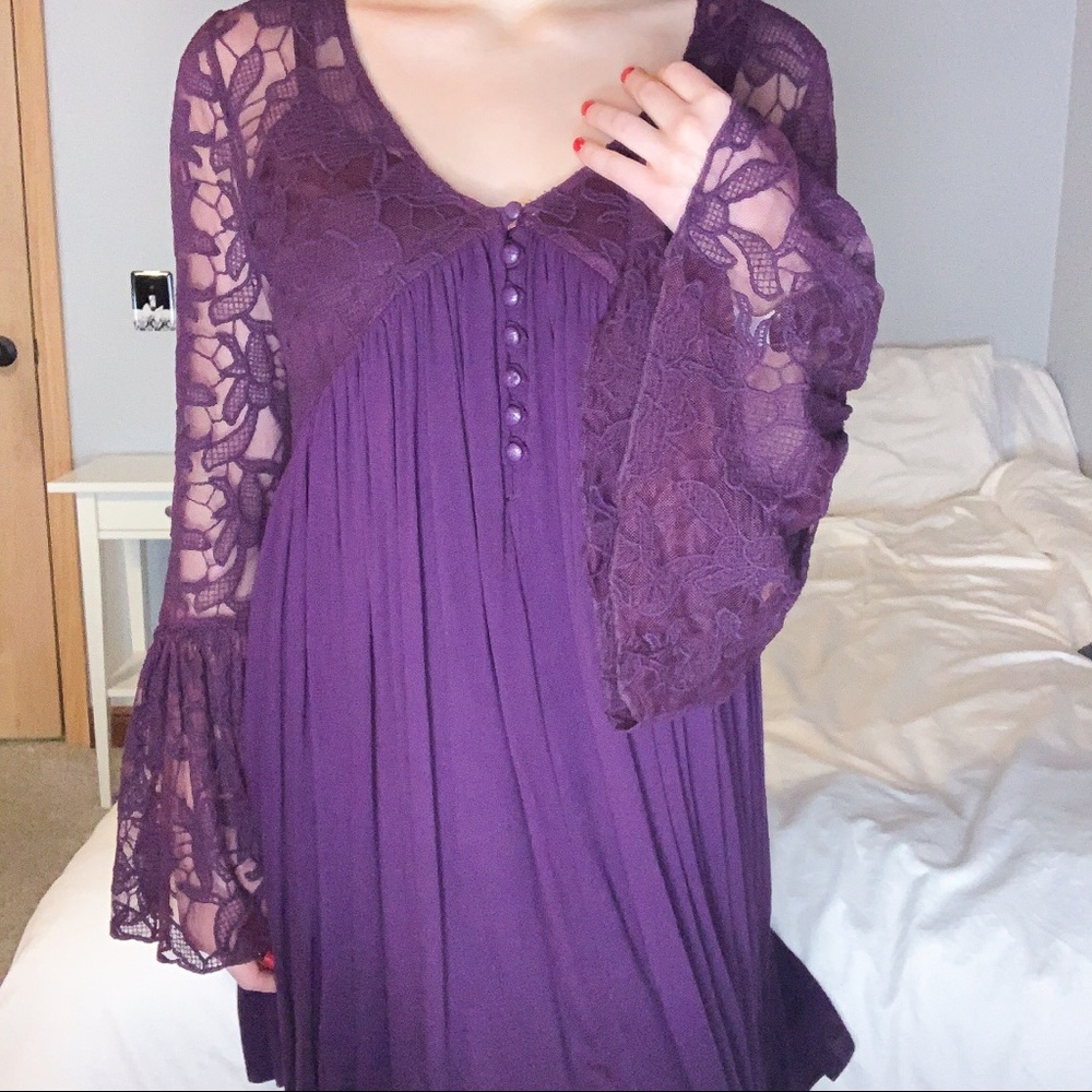 Romeo & Juliet Couture Bell-Sleeve Lace Dress